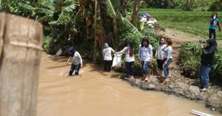 Menyambut Hari Hutan, IWABI Kota Cimahi Membersihkan Kali
